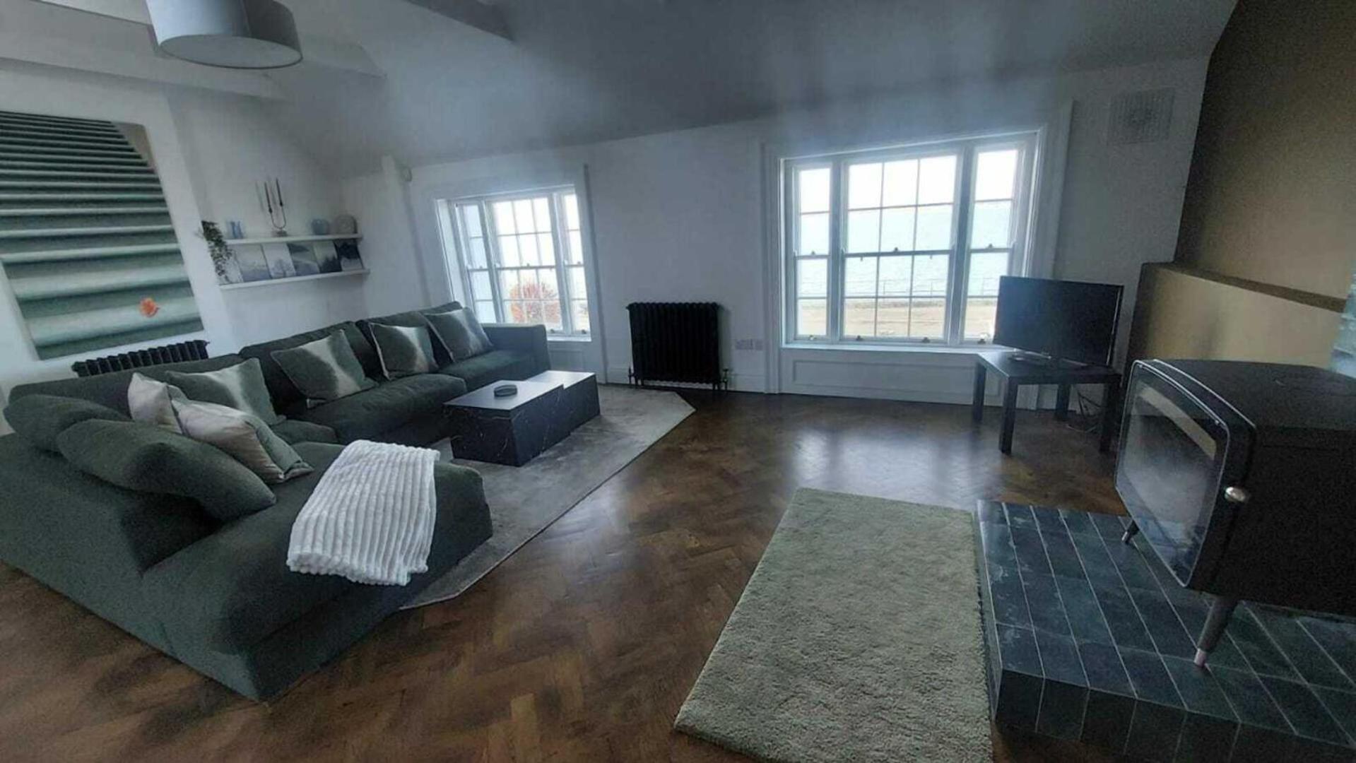 Stunning Unique & Elegantly Refurbed Seafront 2bd Holiday home Dublin