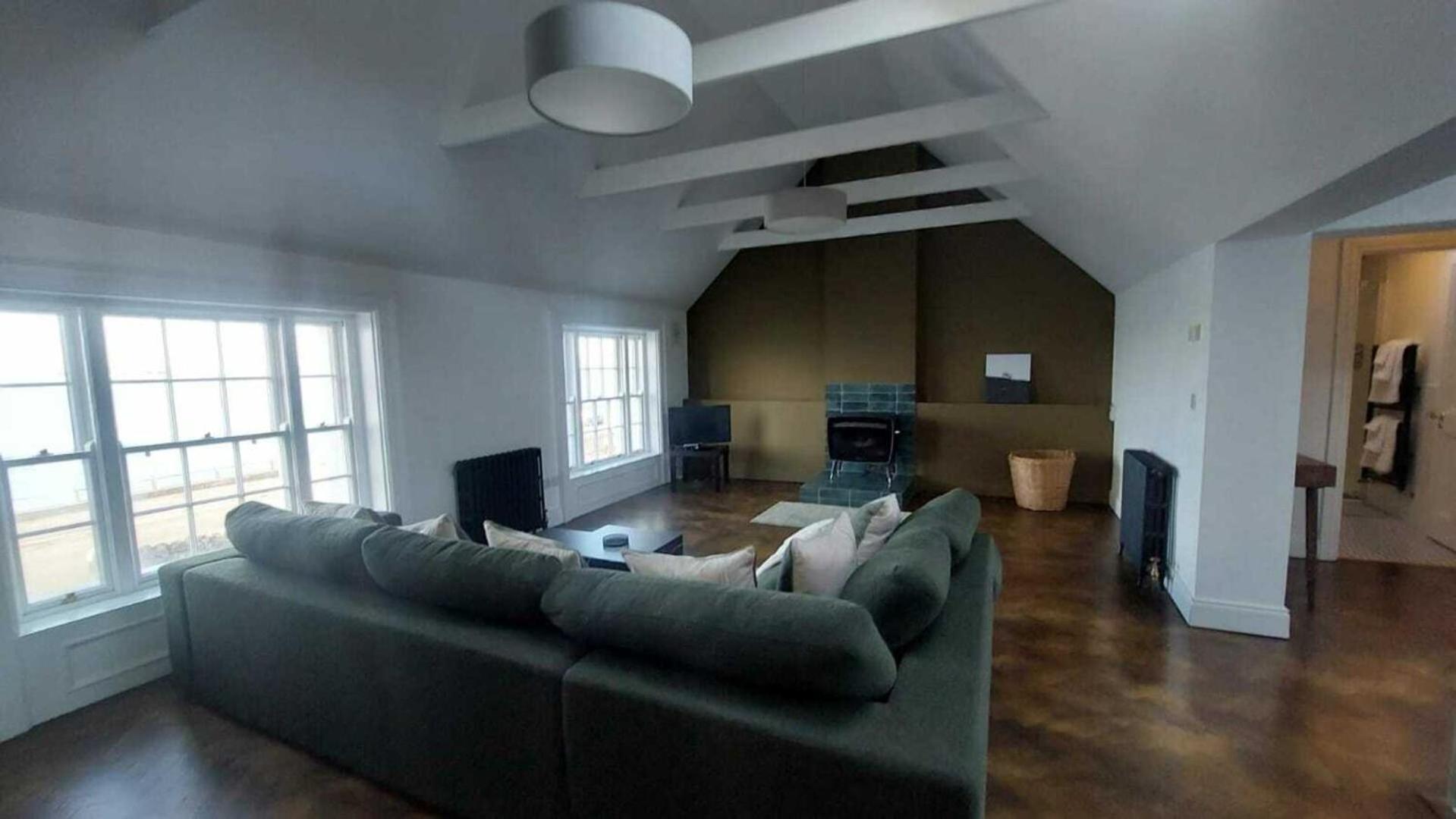 Stunning Unique & Elegantly Refurbed Seafront 2bd Holiday home