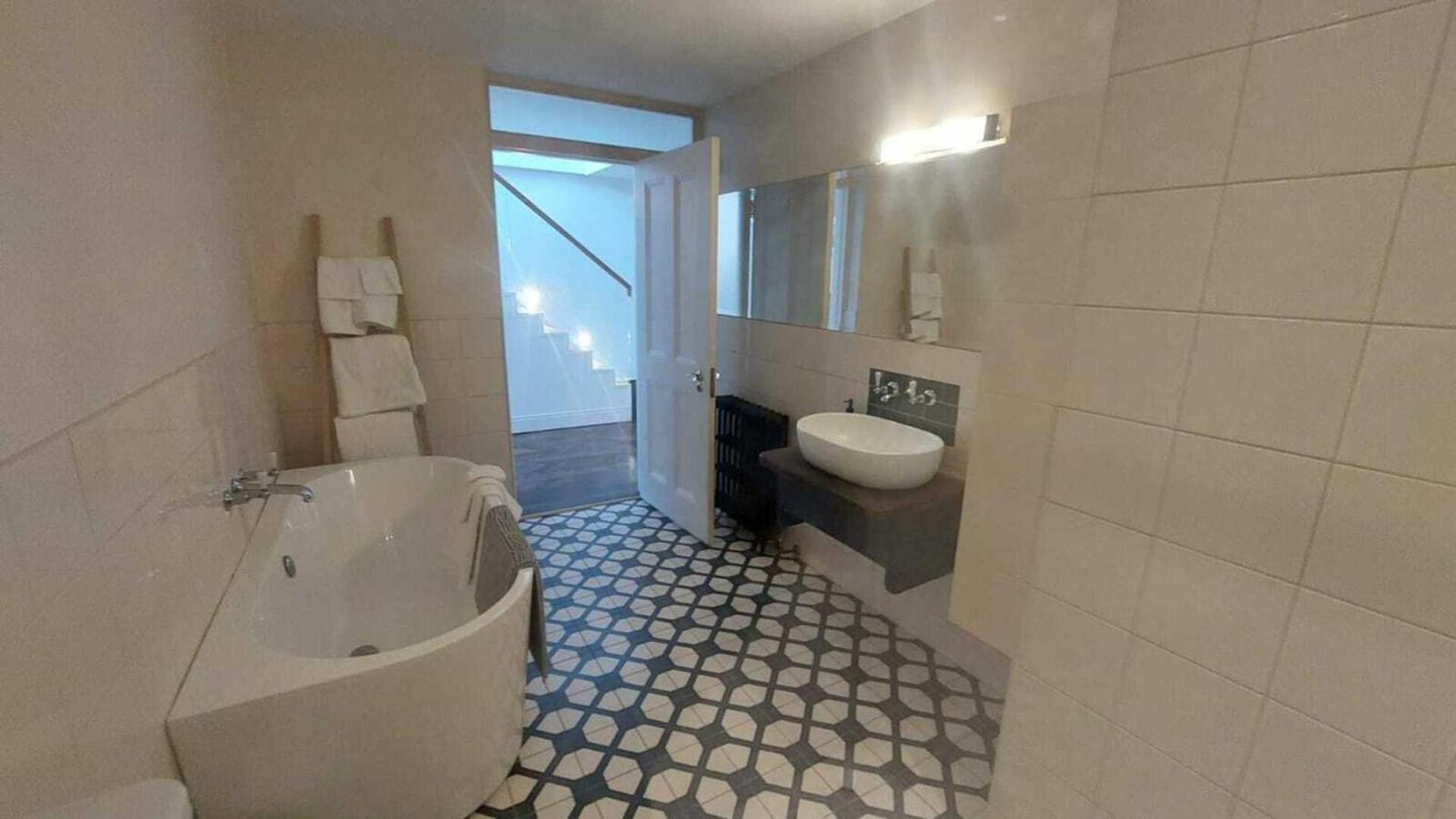 Holiday home Stunning Unique & Elegantly Refurbed Seafront 2bd