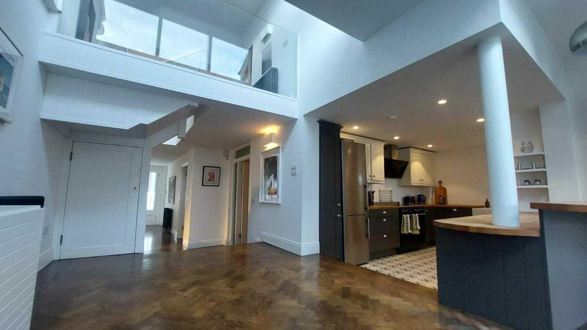Stunning Unique & Elegantly Refurbed Seafront 2bd Dublín